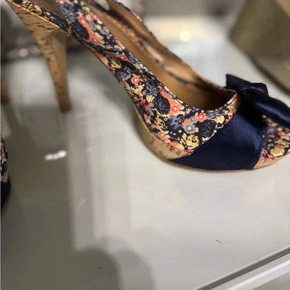 6 pairs of shoes size 10.. all for$150 Edelman Black and Cream Peep-Toe Wedges - Picture 7 of 14